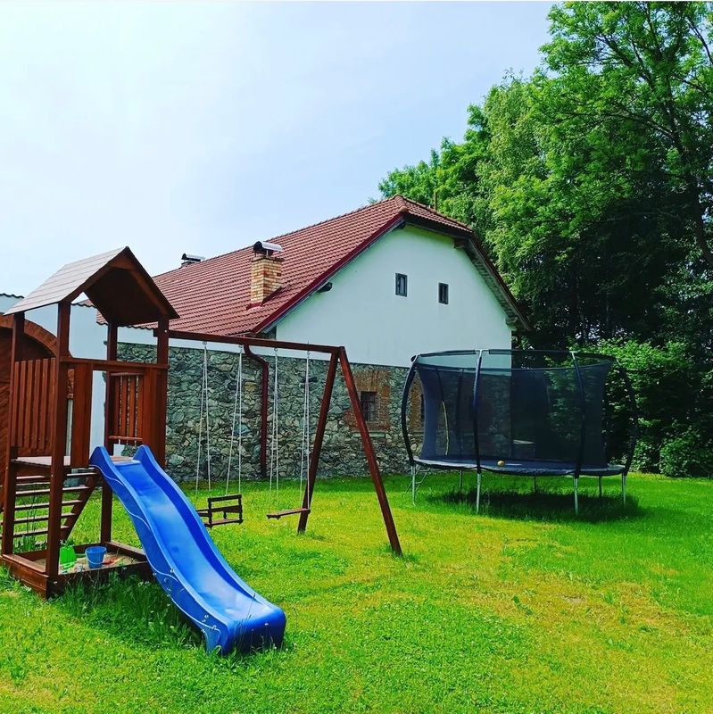 Dětské hřiště se skluzavkou a trampolínou