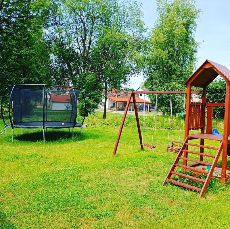 Zahrada s houpačkou a trampolínou