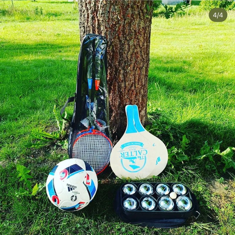 Badminton, petanque a míč pro hosty